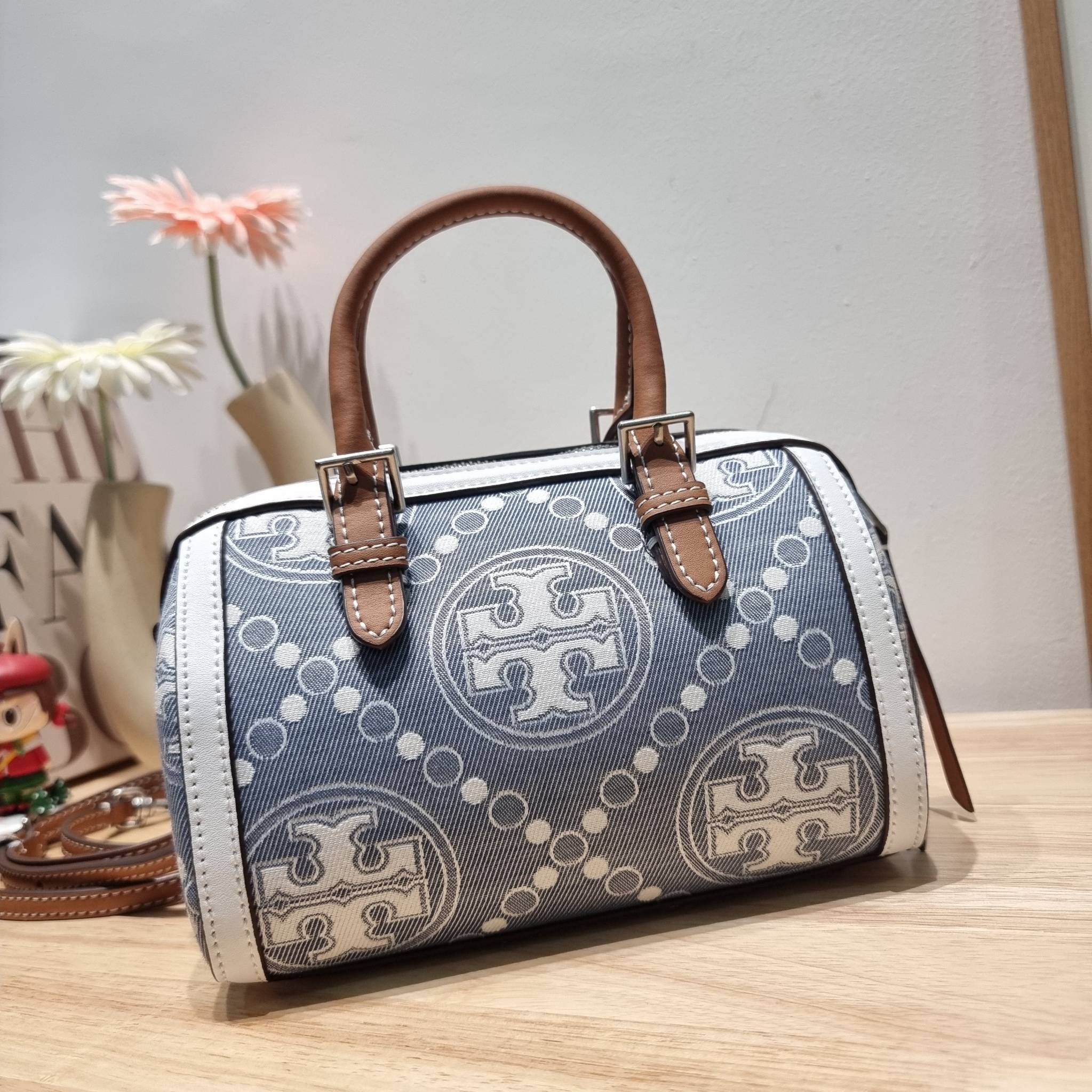 TORY BURCH Petite T Monogram Denim Barrel Bag / TORY BURCH MINI T MONOGRAM DENIM TOTE คอลเลคชั่นใหม่รับซัมเมอร์นี้ กับกระเป๋าสะพายทรงโท้ท ไซส์มินิ ดีไซน์โทนสีฟ้า สวยคม