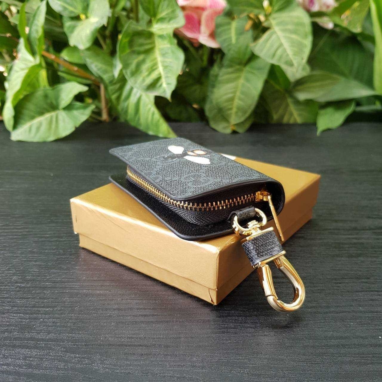 GUCCI Keychain กระเป๋าพวงกุญแจสุดหรูหรา ที่จะทำให้การหากุญแจรถยนต์ของคุณเป็นเรื่องง่าย ขนาดกระทัดรัด หยิบจับง่าย