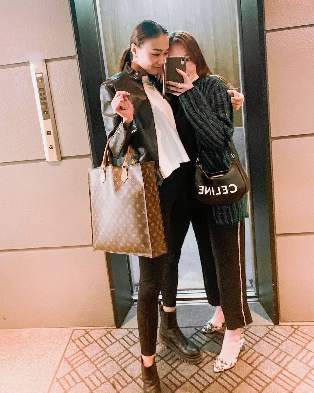 CELINE SHOULDER BAG VIP GIFT WITH PURCHASE (GWP) พรีเมี่ยมกิ๊ฟ Limited Edition จาก CELINE HAUTEPARFUME DUTYFREE COUNTER ดีไซน์ยอดนิยมหนังนิ่มสวยอยู่ทรงเปิดปิดด้วยซิปอะไหล่เงิน ภายในโล่งกว้างมีช่องเล็กสามารถใส่มือถือกระเป๋าสตางค์ใบยาวของใช้ได้จุ หูหิ้วหนัง