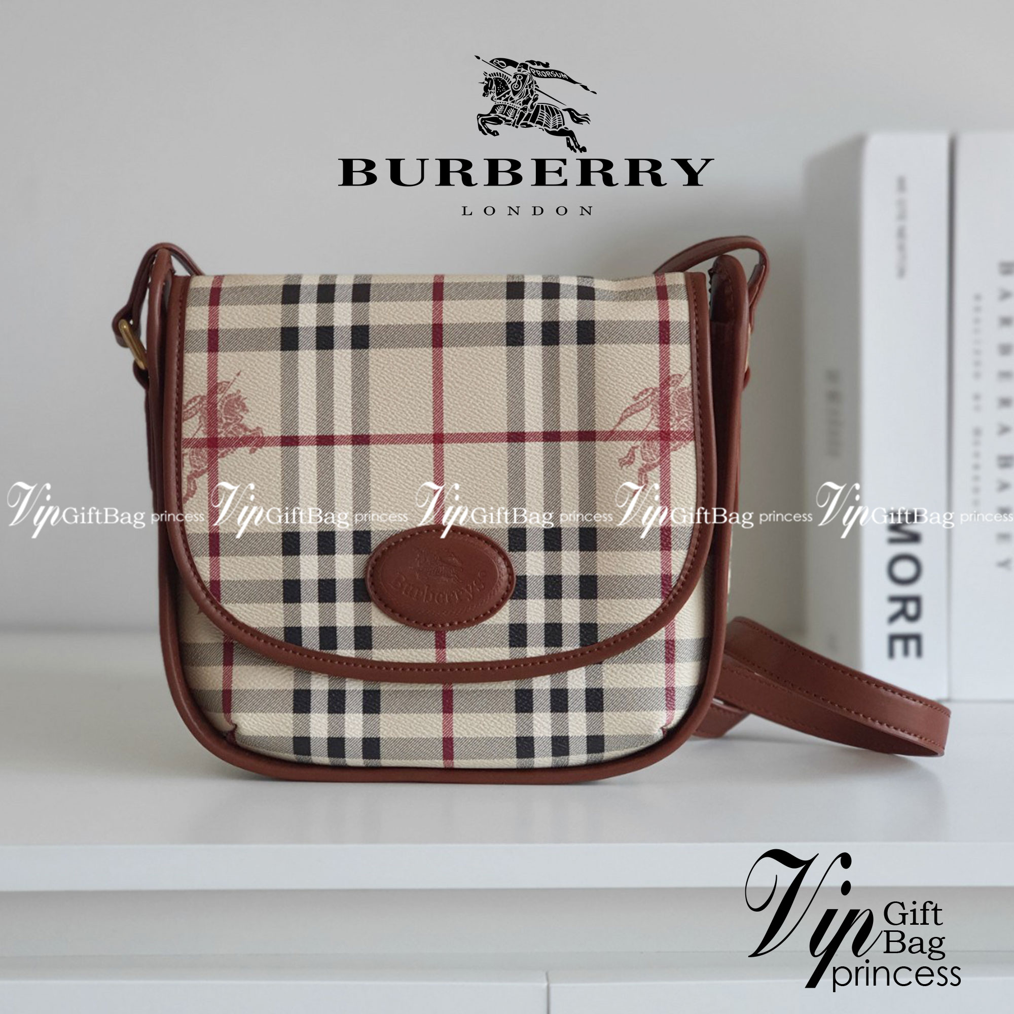 BURBERRY CROSSBODY VINTAGE BAG VIP GIFT WITH PURCHASE (GWP) พรีเมี่ยมกิ๊ฟ Limited Edition จากBURBERRY วัสดุหนัง PVC สวยอยู่ทรง เปิดปิดด้วยฝาปิดกระดุมแม่เหล็ก ภายในมีช่องใส่ของแยกอีกช่อง สามารถใส่มือถือ iphone เงิน ของจุกจิกได้ สายสะพายหนังยาวปรับระดับได้ 