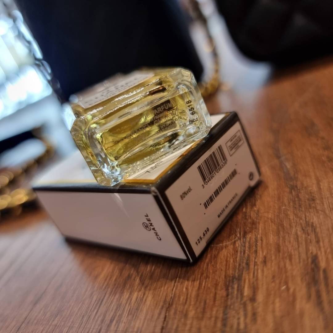 VIP 🥂 เซ็ทคือที่สุดของความคุ้ม CHANEL GIFT BOX SET สุดหรูชวนให้สะสม สุดยอดไอเท็มหายากพร้อมเสิร์ฟครบชุด สุดคุ้ม มาพร้อมกระเป๋าสะพายถึง 2 ใบ สุดหรูลิมิเต็ด หาไม่ได้ง่ายๆ ในคอลเลคชั่นภายในสีทอง และที่พิเศษยังมีน้ำหอมตัวท็อปมาให้อีก chanel no.5 ที่แสน