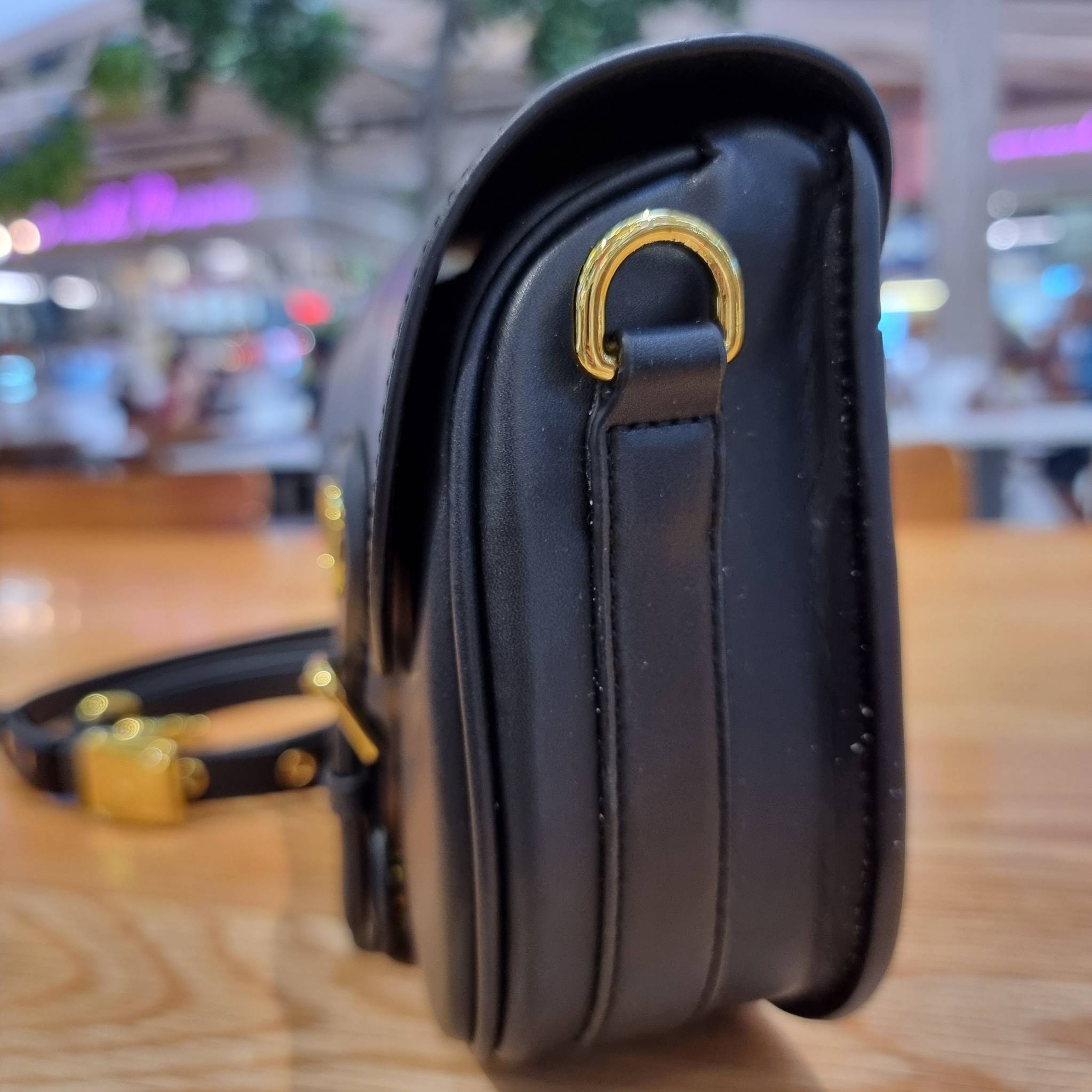 DIOR CD MEDIUM BOBBY BAG กระเป๋าสะพายข้างพรีเมี่ยมกิ๊ฟทรงสวย ดีไซน์ย้อนยุค เป็นเอกลักษณ์ไม่เหมือนใคร เปิด-ปิดด้วยกระดุมแม่เหล็ก ใช้งานง่าย อะไหล่ทองดูหรู ภายในเป็นช่องโล่ง มาพร้อมสายสะพาย crossbody ถอดออกได้ ปรับได้ จะถือเป็นคลัทช์ออกงานก็ได้ สะพายไปทำงาน