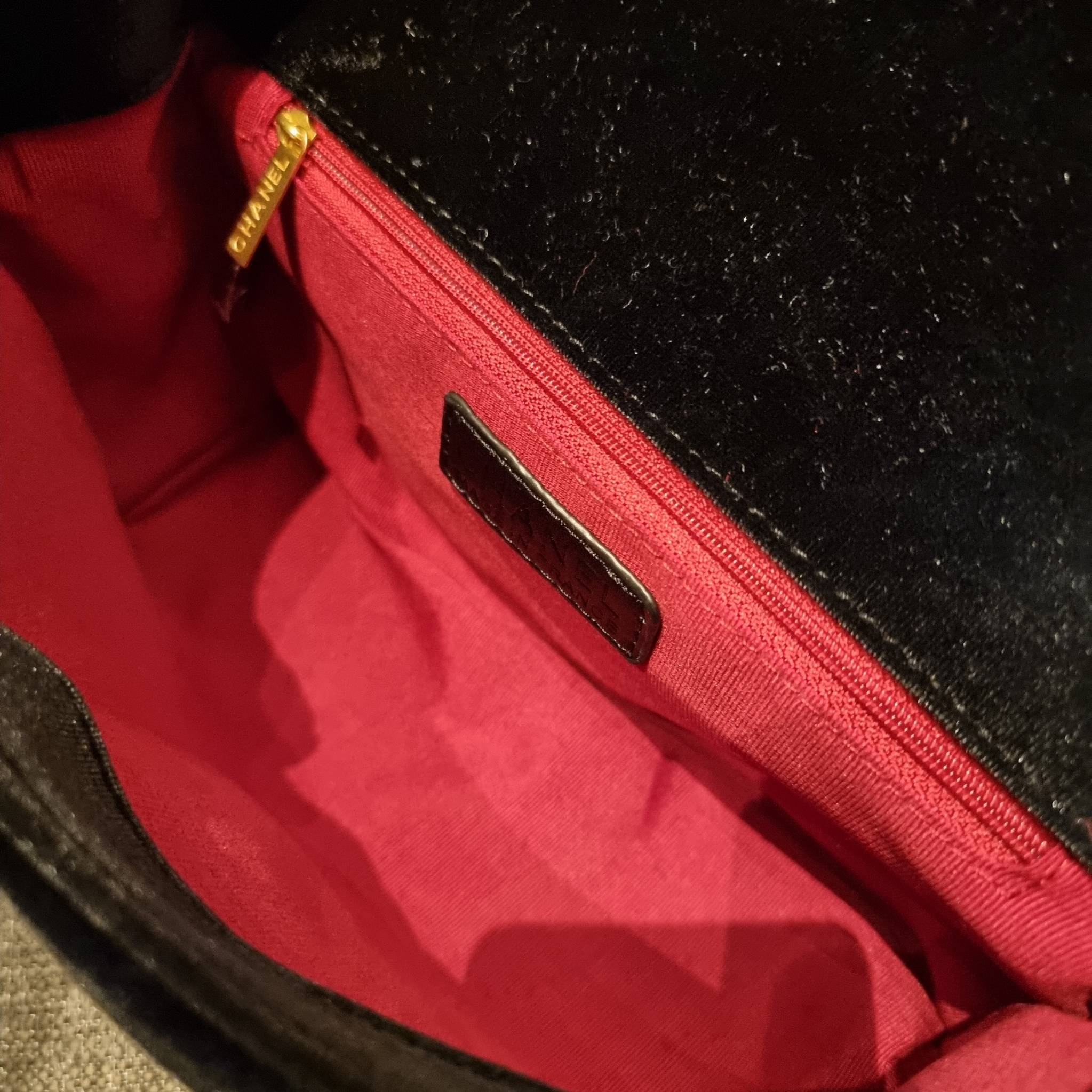 ไม่มองไม่เหลียวไม่ได้แล้ว!! ความหรูที่โดดเด่นจากผ้ากำมะหยี่ สร้างดีเทลผู้ดี ลูกคุณมากๆ Chanel vip boutique กระเป๋าสะพายจาก duty free ในราคาสุดประหยัด!! ดีไซน์เลิศ ตกแต่งด้วยโซ่ทูโทน ลงตัวแบบไม่มีที่ติ เปิด-ปิดด้วยตัวบิดล็อค ภายในโล่งกว้าง ใส่กระเป๋าสตางค์