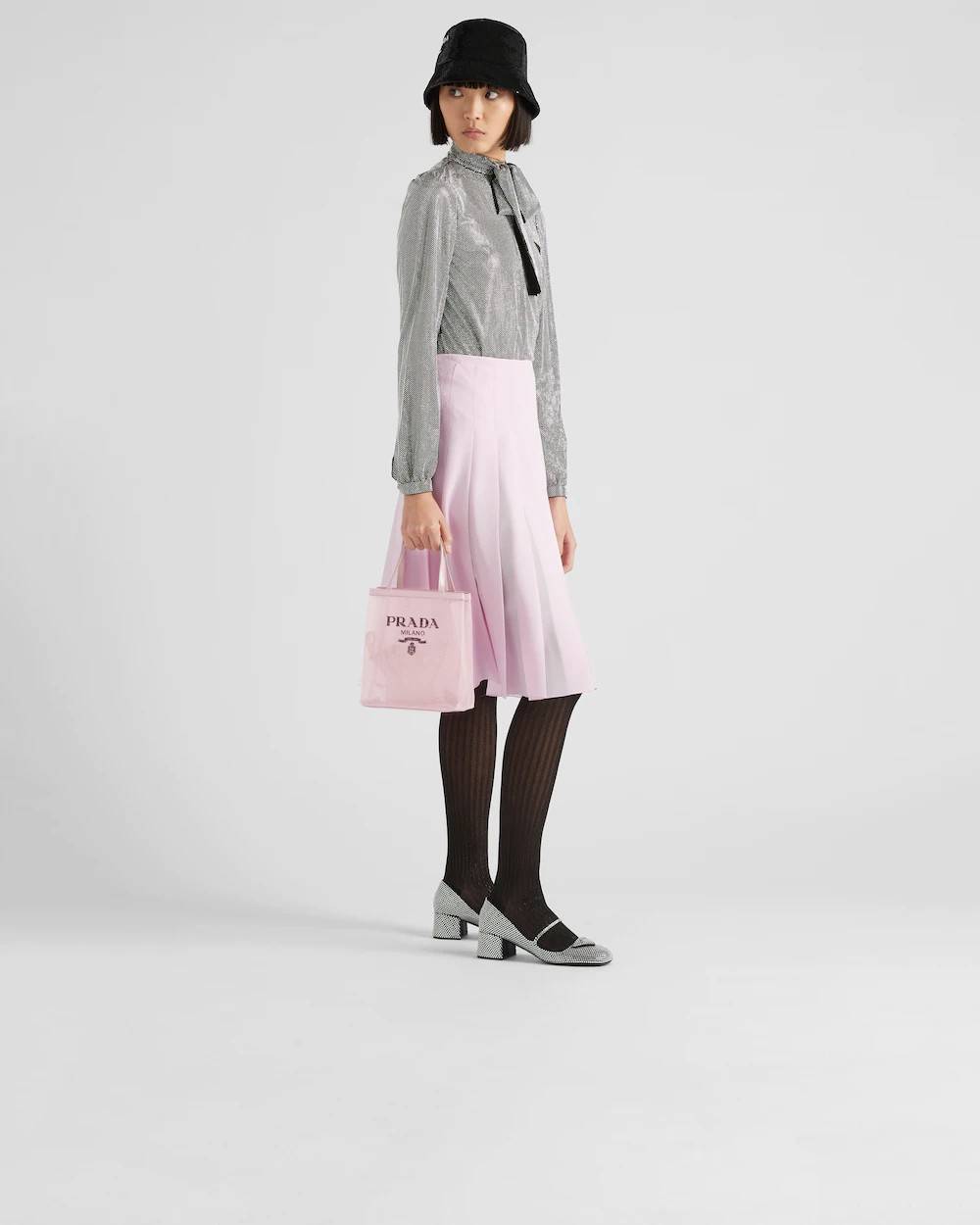 PRADA SMALL SEQUINED MESH TOTE BAG เอาใจสายแฟอีกครั้ง!! กระเป๋าทรงโท้ท ขนาดเล็ก ที่มีดีเทลฝีมือ ด้วยการเรียงร้อยแผ่นเลื่อมเป็นตาข่ายรอบใบ ตัดขอบด้วยหนังสังเคราะห์ พิเศษพร้อมใบลูกให้ด้วย ทรงใช้งานง่าย ภายในโล่งกว้าง ถือไปเรียน ไปเที่ยว ไปทำงาน พกพาง่ายสุดๆ