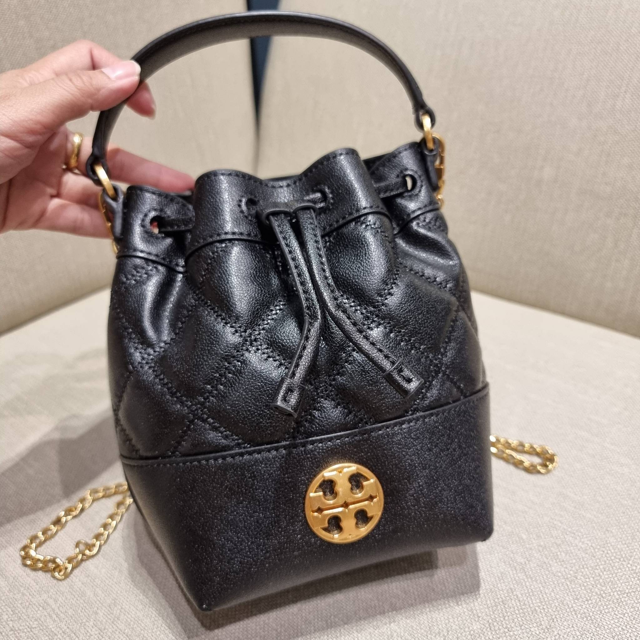 TORY BURCH WILLA MINI BUCKET BAG NEW ARRIVAL สุดปัง กระเป๋าสะพายทรงบัคเก็ต สวยผู้ดี โดดเด่นด้วยโลโก้สีทองดูหรู อัพลุคผู้ดี๊ผู้ดี วัสดุหนังแท้ ดีไซน์บุนวม เส้นคมดีเทลหรู เปิด-ปิดหนังรูดปากกระเป๋า มีหูหิ้วในตัว คล้องแขนเก๋ๆ ภายในเป็นช่องโล่ง มีช่องย่อย ใส่ข
