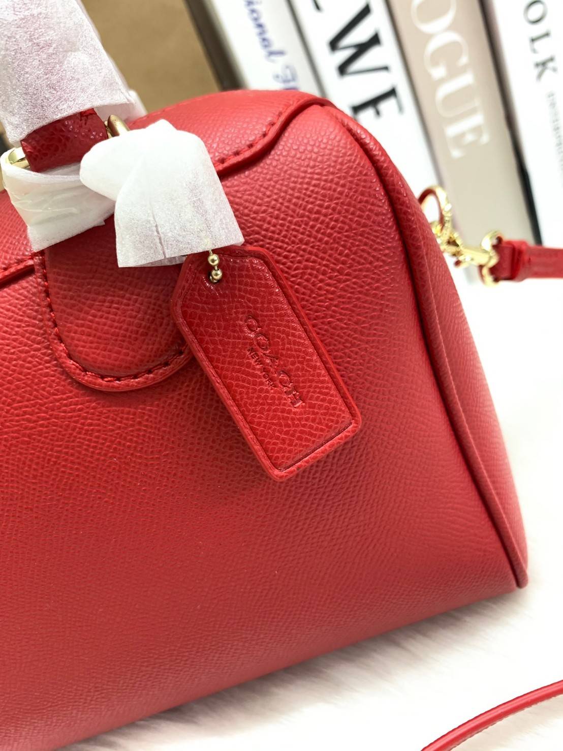 รุ่นอะไหล่ทองเข้าแล้วจ้าา ห้ามพลาดค่ะ Coach Bennett Boston Bag in Crossgrain Leather ((32202)) พร้อมส่ง รุ่นที่สาวๆหลายๆคนถามถึงกันค่า! กระเป๋าทรงหมอน หนังแท้ ลายหนังสวยมากค่ะ ไม่ว่ายุคไหนๆก็สวย ดูดี ทรงฮิตในตำนานค่ะ ✔️อะไหล่ทองหรูสวย เปิดปิดกระเป๋