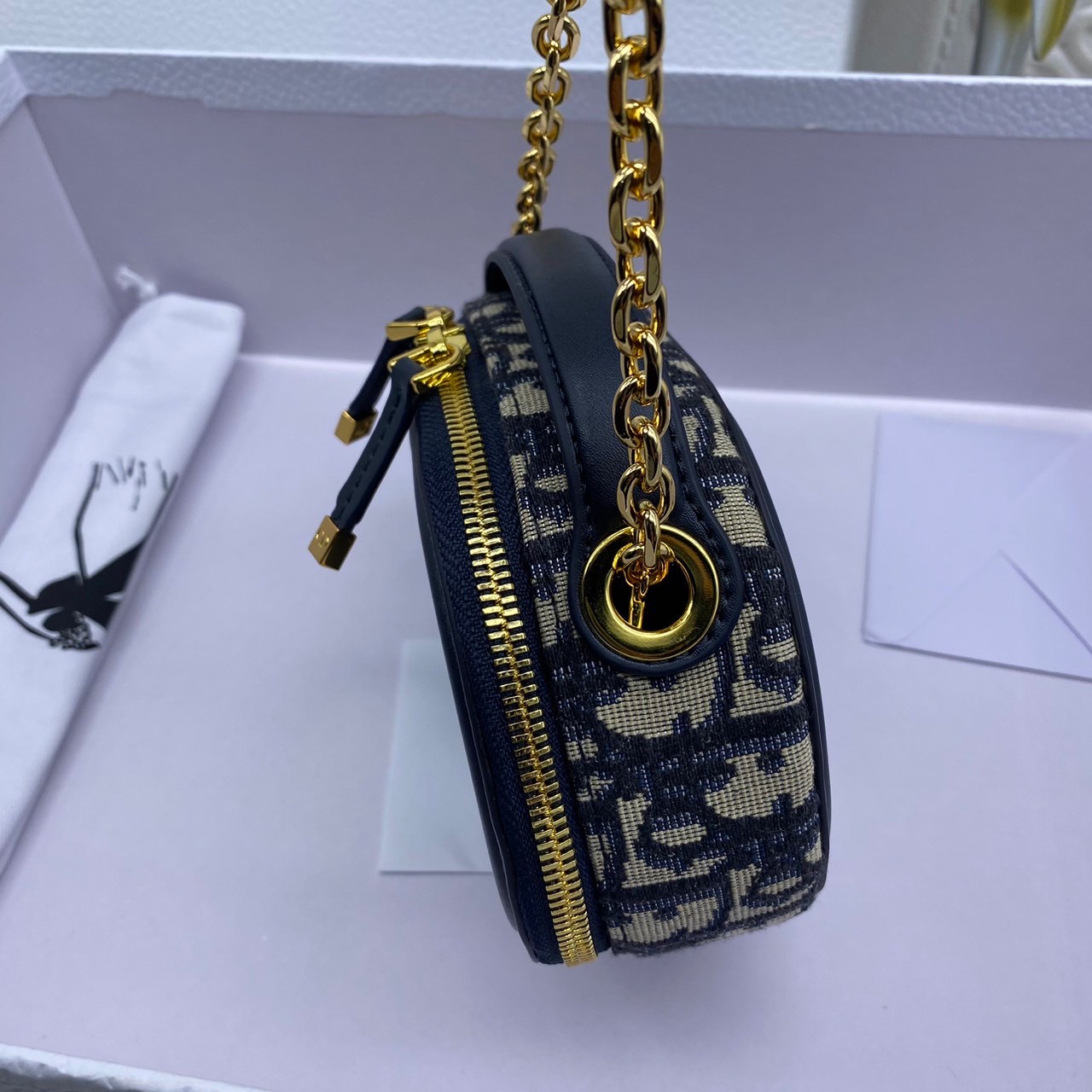 DIOR CD Signature Bag with Strap 17cm / CD OVAL CAMERA BAG / Dior Camera Bag ดีไซส์ใหม่ล่าสุด บ่งบอกถึงความหรู แต่ใช้งานได้โอกาส ใช้ได้ทั้งชายหญิง กระเป๋าสะพายทรงกล้อง ขนาดกะทัดรัด ไซส์สะพายคล่องตัว สีผู้ดีมากๆ