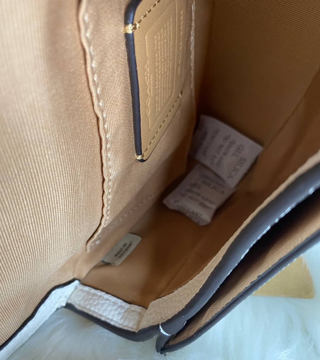 OUTLET 】COACH SADDLE BAG WITH HORSE AND CARRIAGE (COACH C4058) หนังกรวดละเอียดภายในกระเป๋ามัลติฟังก์ชั่น กระดุมแม่เหล็ก ซับในผ้านอกกระเป๋าเปิด สายสะพายถอดได้ สายสะพายยาว 22" สำหรับสะพายไหล่หรือ crossbody