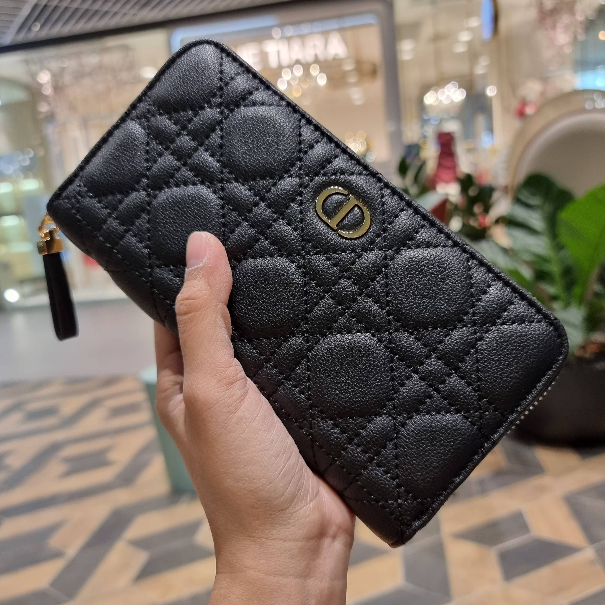 VIP 】CD LONG WALLET WITH GWP ใหม่ล่าสุด กระเป๋าสตางค์ใบยาว พิเศษจาก duty free ใบจริงสวยคม ใช้แล้วรับทรัพย์ ขับผิว วัสดุหนังแท้เต็มใบ สัมผัสดีงาม เปิด-ปิดด้วยซิปรอบ ภายในใส่บัตรได้เยอะ ใส่ธนบัตรได้เต็มที่ มีช่องซิปใส่เหรียญได้ พร้อมส่งความสวยถึงบ้านแบบครบเ