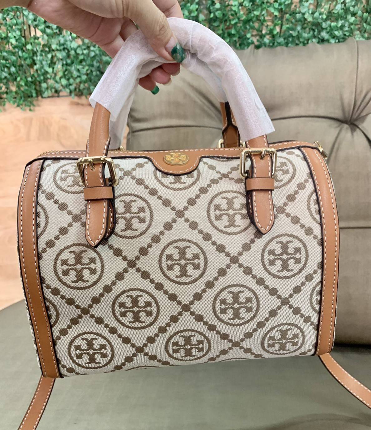 mini TORY BURCH FACTORY MONOGRAM JACQUARD BOSTON BAG กระเป๋าทรงหมอนรุ่นใหม่ล่าสุดจาก TORY BURCH FACTORY วัสดุ Woven Jacquard & Leather ในลาย Jacquard จะถือหรือสะพายก็สวยหรู ทรง Boston อะไหล่ทอง