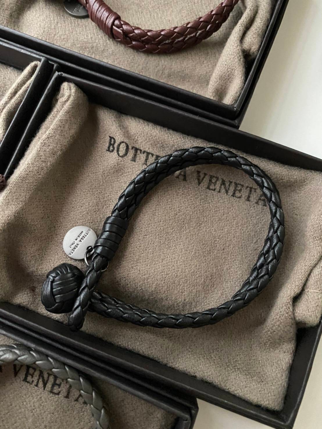 VIP 】♥️ BOTTEGA VENATA bracelet สร้อยข้อมือหนังแท้ งานหนังคุณภาพมากค่ะ ใช้ได้ทั้งหญิงชาย ให้เป็นของขวัญได้ ไม่ผิดหวังเลยค่ะ มีจำนวนจำกัดน้าาา