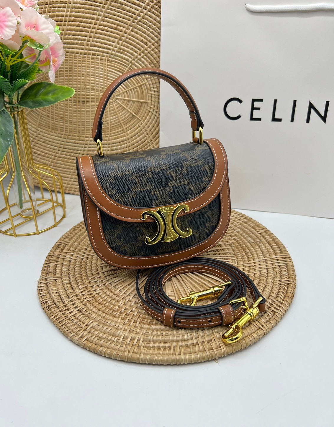 CELINE Mini besace triomphe in shiny top handle กระเป๋าสะพายคาดลำตัวพร้อมหูจับถนัดมือ น่ารักมาก รุ่นใหม่ล่าสุด