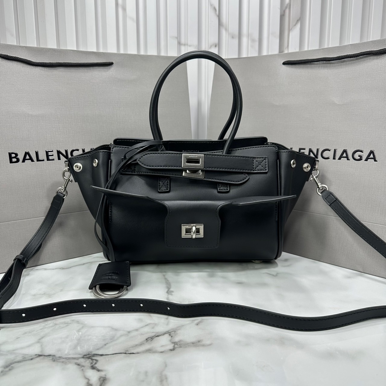 ORI หนังแท้ | Balenciaga Bel Air Carry All Bag Mini in Black smooth leather, aged-gold hardware ที่สุดของไฮแฟชั่น ดีไซน์เหนือกาลเวลาสุดไอคอนิค ต้องยกให้แบรนด์นี้เลยค่ะ กระเป๋าสะพายดีไซน์สวย!! หรู!! เลิศ!! ไม่ซ้ำใคร
