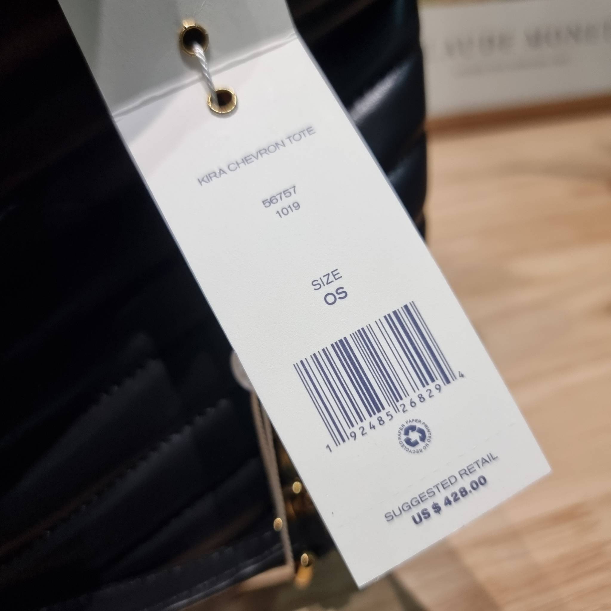 TORY BURCH KIRA CHEVRON TOTE กระเป๋าสะพายรุ่นที่ใครๆก็ต้องมี กับทรงโท้ทไซส์ใหญ่ ใช้ยังไงก็ดูหรู ดีไซน์เฉพาะตัว วัสดุหนังสัมผัสนิ่ม