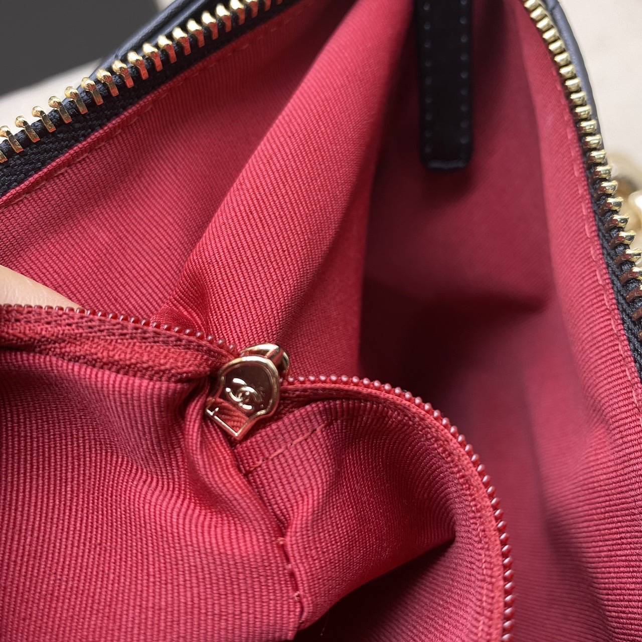 Chanel Maxi Hobo Bag 23B 36cm ออริสลับแท้ ใช้งานต่างประเทศได้ งานเกรดหนังสวย อะไหล่ทองสวยหรู กระเป๋าสะพายทรงโฮโบใบใหญ่ จุของได้เยอะ มี 2 ขนาดกำลังสวย ดีไซน์ใหม่ 2023 ตัวแม่ตัวมัม ห้ามพลาดเลยค่า