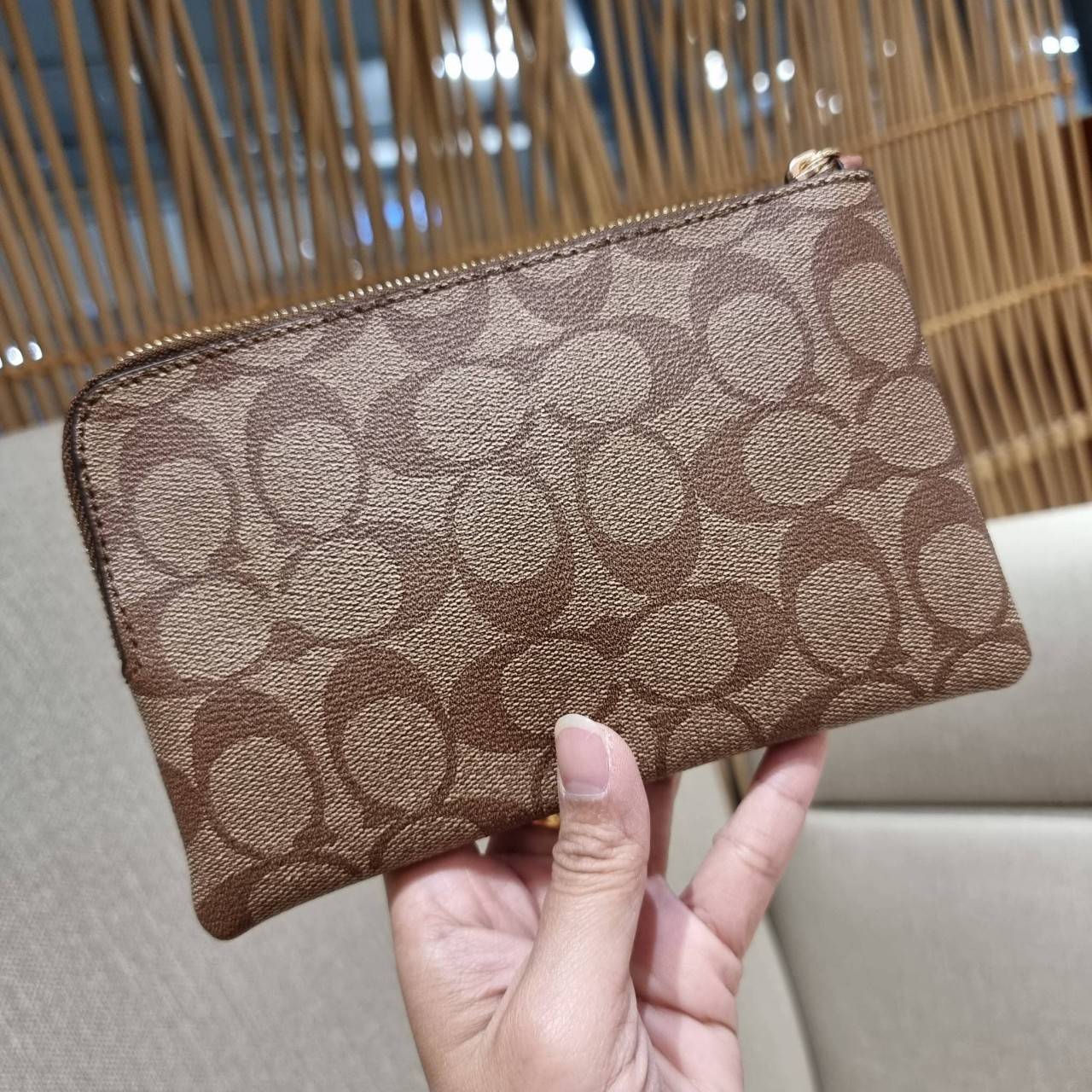 COACH C5624 LARGE CORNER ZIP WRISTLET IN SIGNATURE CANVAS WITH STRIPE สีใหม่กับคอลเลคชั่นที่ปังข้ามปี ฮิตไม่เลิก!! กระเป๋าคล้องมือ ดีไซน์ลายแถบสี สดใสน่าใช้มาก!! ขนาดเหมาะพกพา วัสดุหนังแคนวาส ภายในใส่ธนบัตร หรือใส่บัตร ใส่เหรียญ ได้หมด!! iphone13 pro ใส่ไ