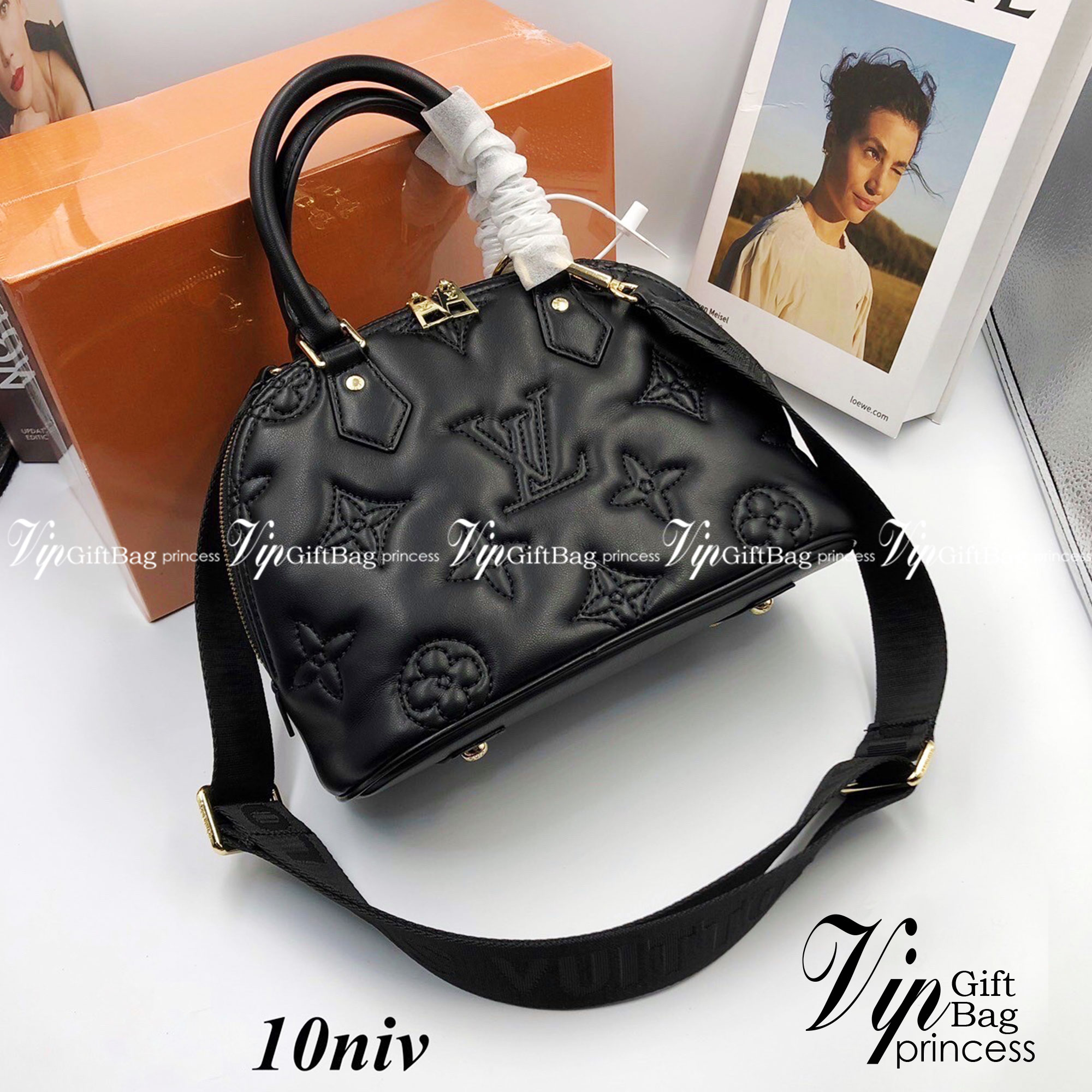 LV Alma BB Vernis กระเป๋าทรงโดมสุดฮิต ที่สาวๆตามหา สวยสะพายขับผิว อัคลุคไฮน์ที่สุด ขนาดกำลังดี เรียบแต่หรู หูจับในตัวทำให้ใช้งานได้สะดวก พิเศษมีสายสะพายสปอร์ตเส้นใหญ่ ปรับเปลี่ยนตามลุคแต่ละวันได้เลย เปิด-ปิดด้วยซิป ภายในโล่งกว้าง ใส่ของสำคัญได้ครบถ้วน น่า