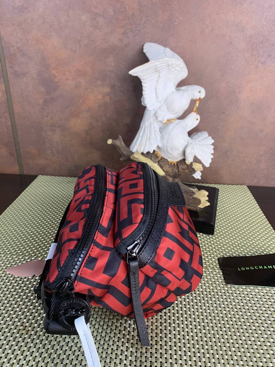 LONGCHAMP LE PLIAGE LGP BELT BAG M เท่ห์อย่างมีสไตล์กระเป๋าทรงคาดอกและคาดเอวดีไซน์แนวสปอร์ต เพิ่มความโดดเด่นทันสมัยด้วยลายซิกเนเจอร์ มีช่องซิปที่ใช้งานง่ายช่วยให้คุณหยิบใช้สิ่งของจำเป็นได้อย่างสะดวกและง่ายดาย และผสานสายรัดแบบปรับได้เข้ากับหัวเข็มขัดตัวล็อ