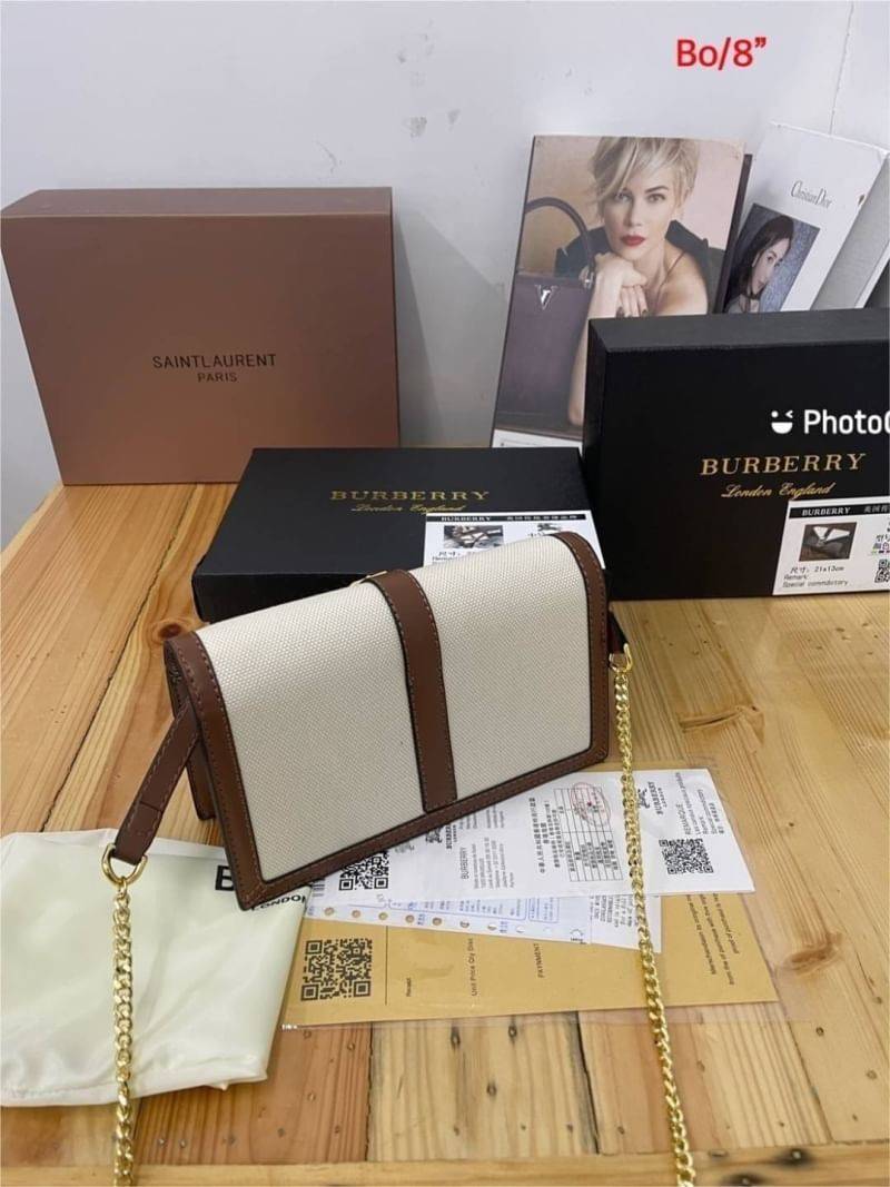 BURBERRY Mini Two-tone Canvas and Leather TB Bag / BURBERRY FRAGRANCES CROSSBODY WITH CHAIN วัสดุ Canvas & Leather ทรงเหลี่ยมสวยหรูอยู่ทรงมีโลโก้แบรนด์ด้านหน้า พร้อมสายสะพายโซ่อะไหล่ทอง