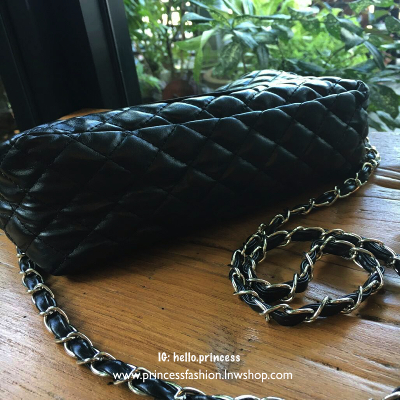 ล็อตใหม่!! อะไหล่เงิน **สวยหรู New Arrival 2018!!! Chanel Cosmetic Cluth Bag With Chain กระเป๋าทรงสวยหรู จาก Chanel Cosmetic Counter VIP Gift วัสดุหนังสังเคราะห์ PU เต็มใบ เปิดปิดด้วยซิปปั้มหัวซิปแบรนด์ ซับในสกรีนโลโก้ ภายในกว้างใส่กระเป๋าสตางค์ใบยาว ipho