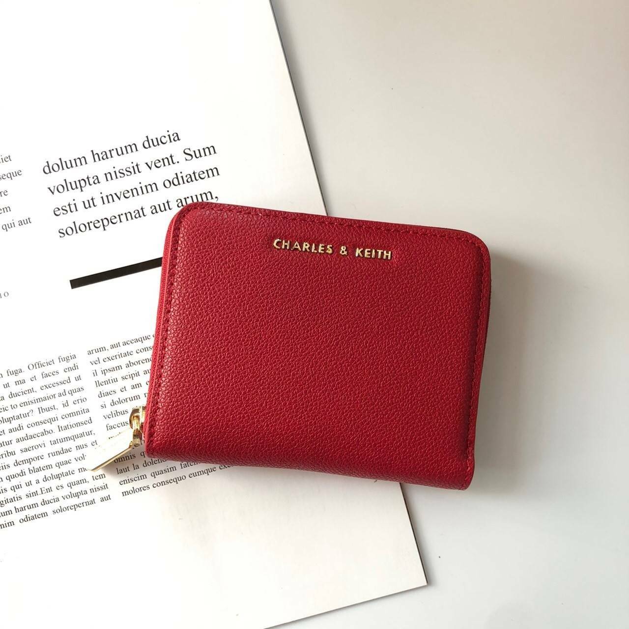 กระเป๋าสตางค์ใบสั้น CHARLES & KEITH เปิด - ปิดกระเป๋าด้วยซิปรอบ ด้านในมีช่องใส่บัตร ช่องใส่ธนบัตร ช่องใส่รูป และช่องซิปค่ะ