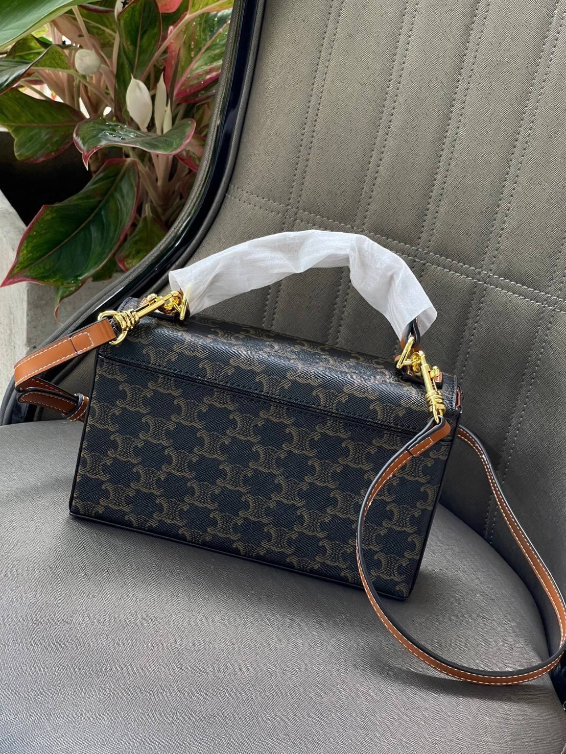 Celine Triomphe shoulder handbag Bag / Celine box triomphe in Natural Calfskin Tan กระเป๋าสะพายเรียบหรูและดูทันสมัยใบนี้ออกมา ให้คุณเลือกสะพายในชีวิตประจำวันเข้ากับการแต่งตัวสบาย ๆ หรือถอดสายถืงออกงานปาร์ตี้สังสรรค์ ก็ช่วยให้คุณดูโดดเด่นได้เช่นกัน นอกจากน