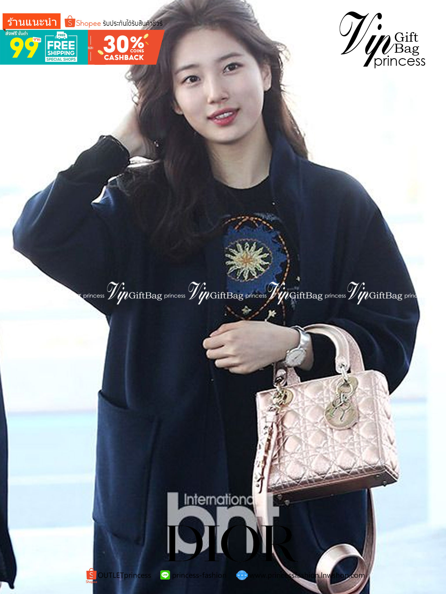 DIOR Lady / Small Lady Dior Bag Cannage Lambskin กระเป๋าสุดไอคอนิก รูปทรงสีเหลียม ขนาดกระทัดรัด ตั้งอยู่ทรง ฐานกระเป๋าแข็งแรง มีหมุดรองฐาน ดีไซน์เอกลักษณ์เฉพาะตัว ด้านหน้าตกแต่งด้วยตัวอักษร D.I.R ห้อยเป็นพวงกุญแจ จะถือหรือสะพายไหล่ก็ดูดีมากๆ ค่ะ