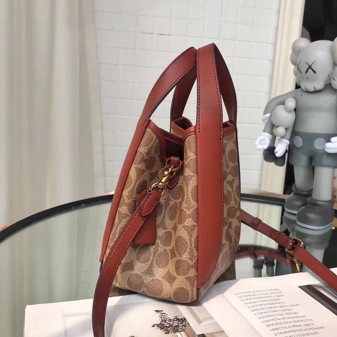 COACH HADLEY HOBO signature canvas กระเป๋าถือหรือสะพายข้าง เรียบหรู ลาย signature brand ปรับเปลี่ยนได้ 2 ทรง เปิด-ปิด กระดุมแม่เหล็ก พร้อมตะขอเกี่ยว ภายในกว้าง จุของได้เยอะ มีสายสะพายยาวถอดได้ ปรับระดับได้ค่ะ สวยหรูดูดี ใบนี้ไม่ควรพลาดค่า
