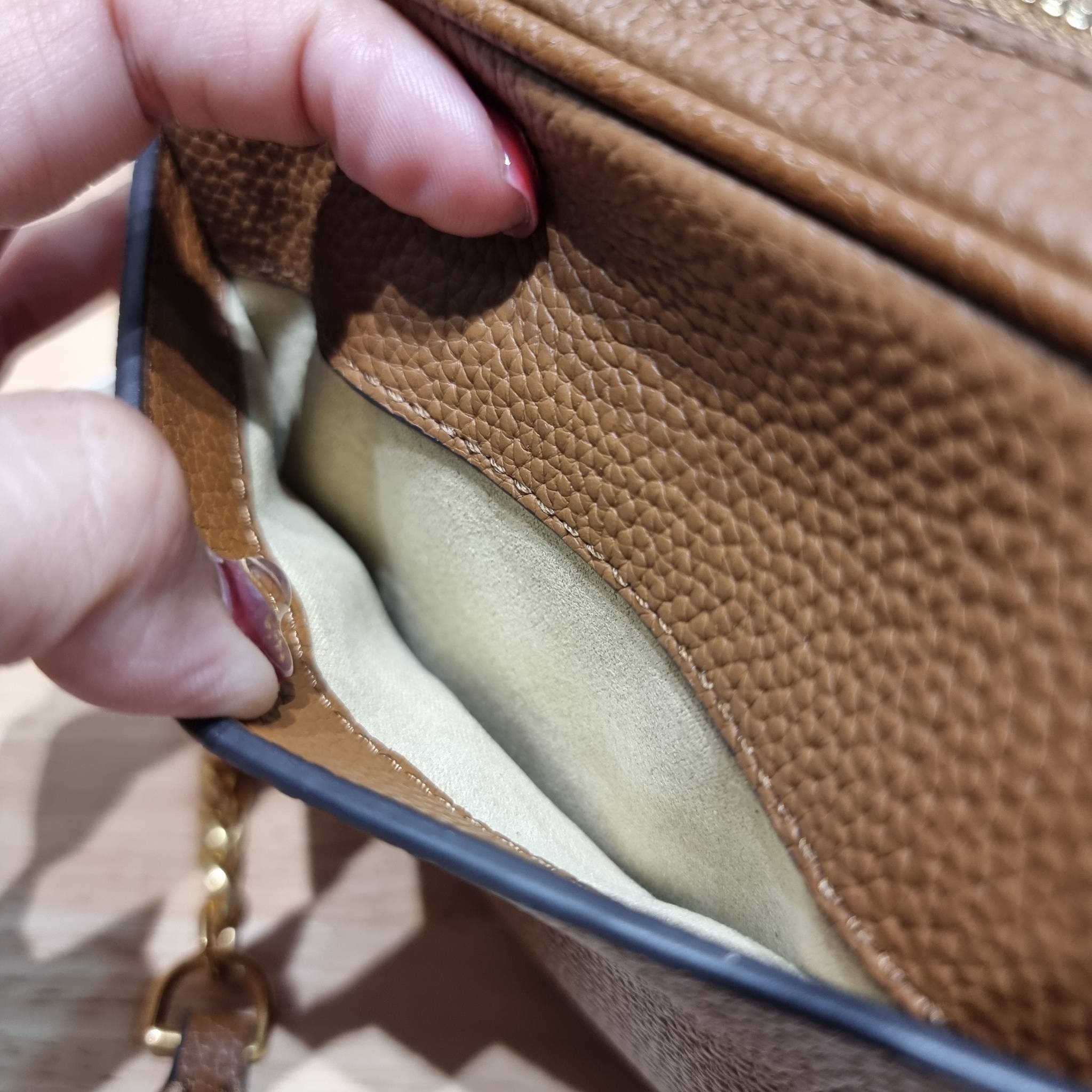 TORY BURCH MCGRAW CAMERA BAG ใหม่จากคอลเลคชั่นสุดคลาสสิค กับกระเป๋าสะพายข้าง ทรงกล่องไซส์กะทัดรัด น้ำหนักเบา ใช้งานง่ายด้วยซิปรูดเปิดปิด แมทช์ได้กับทุกสไตล์การแต่งตัว