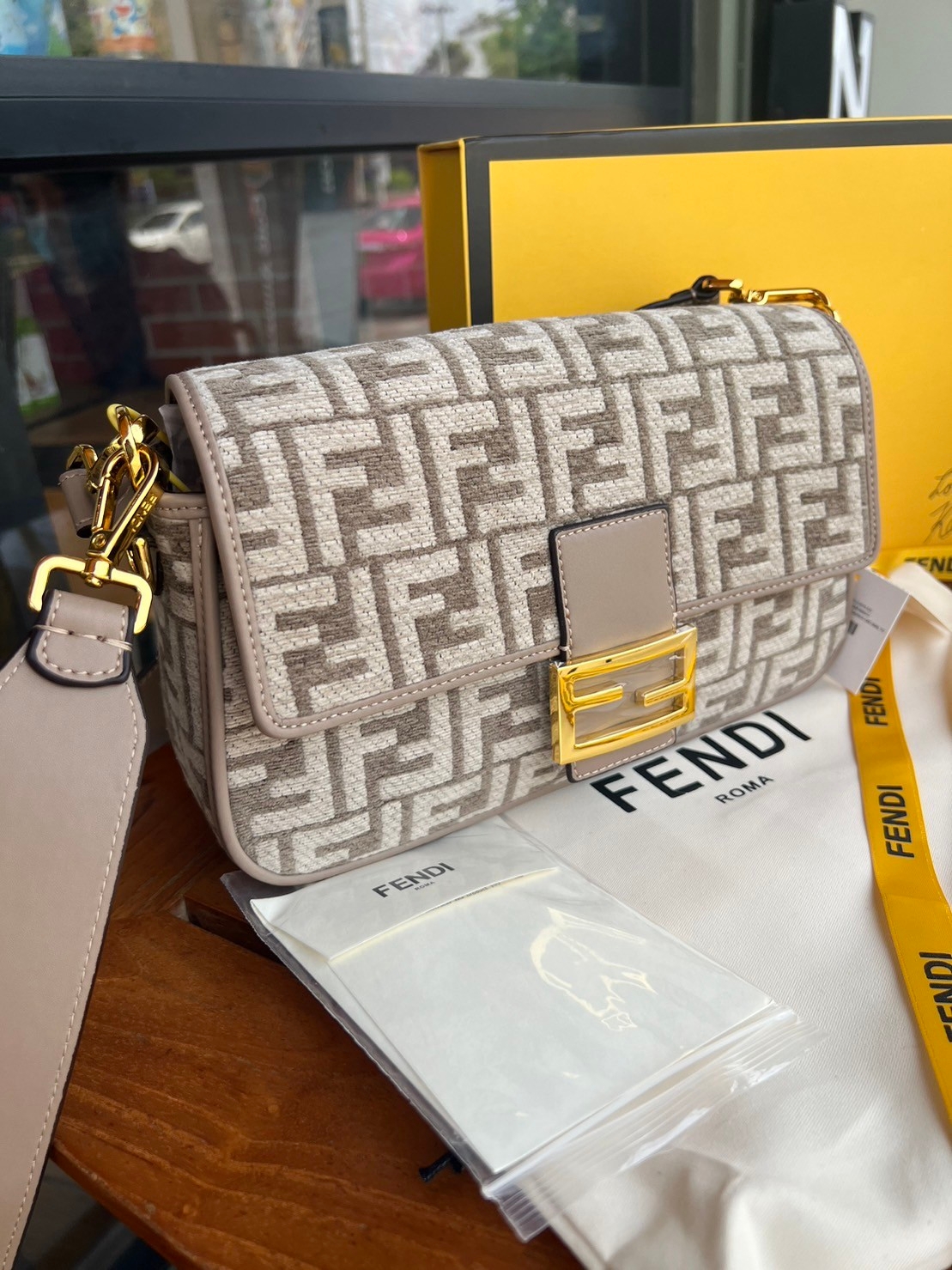 FENDI Baguette Dove grey FF tapestry fabric bag / FENDI Bag พร้อมส่ง กระเป๋าสะพายทรงแบคเกตต์ ดีไซน์ลวดลายมี texture หรูหราโดดเด่นน่าใช้ **สินค้าเกรดออริจินอล 1:1 สลับแท้