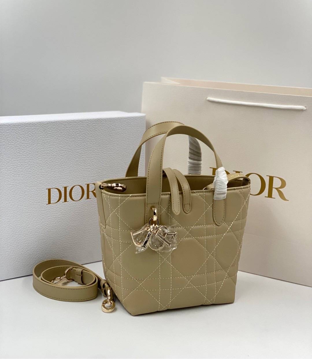 ORI | หนังแท้ DIOR Small Toujours vertical tote bag กระเป๋าทรงโท้ทไซส์เล็กสวยหรู ดีเทลสุดประณีตคอมพลีตลุคในทุกวัน เย็บลวดลาย macrocannage และชาร์มตัวอักษร D,I,O,R
