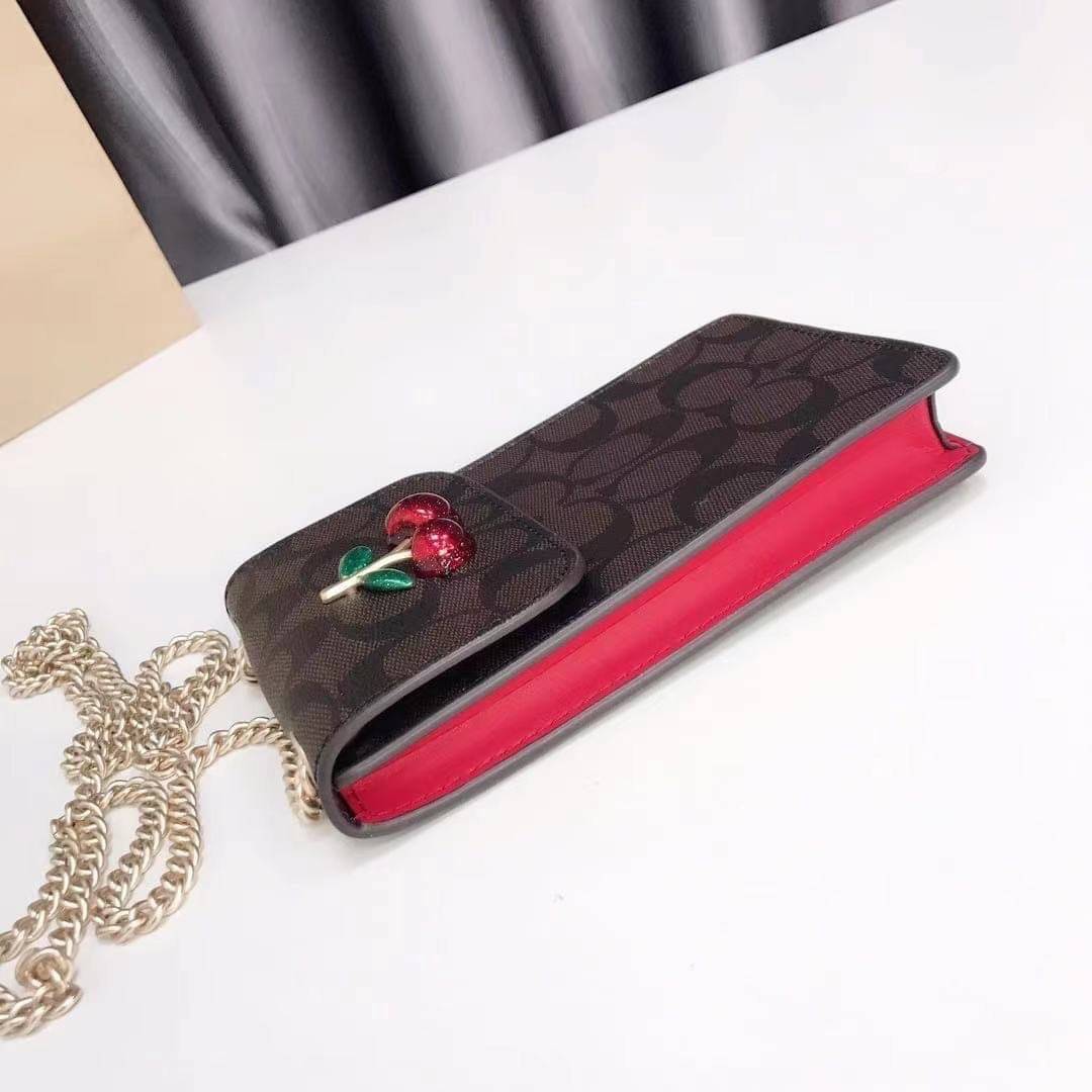 COACH PHONE CASE CROSSBODY BAG ((73486//76988//76357//39955//91046)) COACH NORTH/SOUTH CROSSBODY IN SIGNATURE CANVAS กระเป๋าใส่โทรศัพท์รุ่นนี้ มีความโดดเด่นทั้งดีไซน์และคุณสมบัติในการใช้งาน ด้วยลวดลายที่มีซิกเนเจอร์เป็นเอกลักษณ์แล้ว ด้านหลังยังมีช่องใส่กา