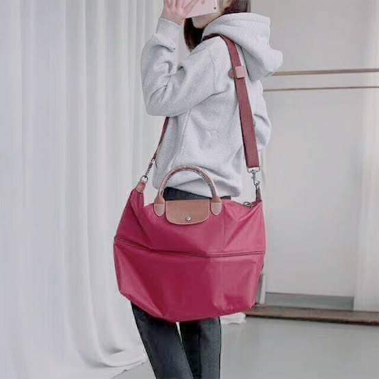 LONGCHAMP LE PLIAGE CLUB TRAVEL BAG กระเป๋าขนาดใหญ่สำหรับการเดินทาง เราเรียกที่นี้ว่า travelling bag รุ่นคลาสสิค มาพร้อมสายสะพายยาวที่ปรับและถอดออกได้ ความพิเศษของรุ่นนี้ที่ครองใจนักเดินทางทั่วโลก คือซิปรอบตรงกลางตัวกระเป๋า สามารถเปิดซิปเพื่อขยายขนาดและพั