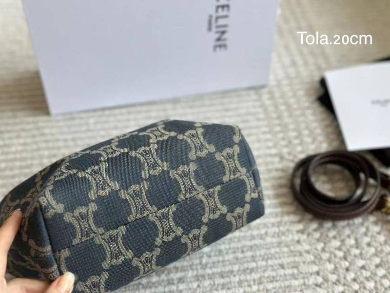 CELINE Vintage Denim Triomphe Lunch Box Bag กระเป๋าทรงโฮโบวินเทน งานเดนิมฟอกเข้ากับยุคสมัย สวยเท่ห์ พร้อมสายสะพาย รูปทรงใช้งานง่ายขนาดเหมาะมือ งานจริงน่าใช้มากค่ะ