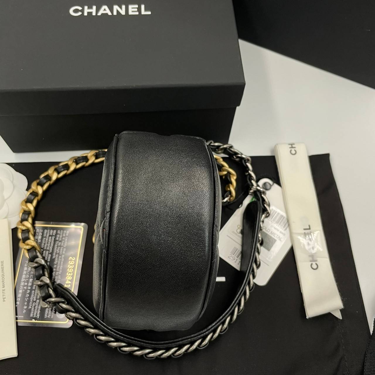 พรีเมี่ยมกิ๊ฟแท้ 100% 】CHANEL CLASSIC CLUTCH CHAIN BAG (GWP) รุ่นนี้มีความพิเศษไฮคลาสมากๆ หนังแท้ สายโซ่เงินทองสลับสี งานสวยเนี๊ยบมากๆ หนังมีความวาวเมทัลลิกทุกสี ให้สัมผัสดีน่ามอง หรูหราระดับเวิลคลาสมากค่ะ เป็นรุ่น World Class for Member Gift คุณภาพเกินรา