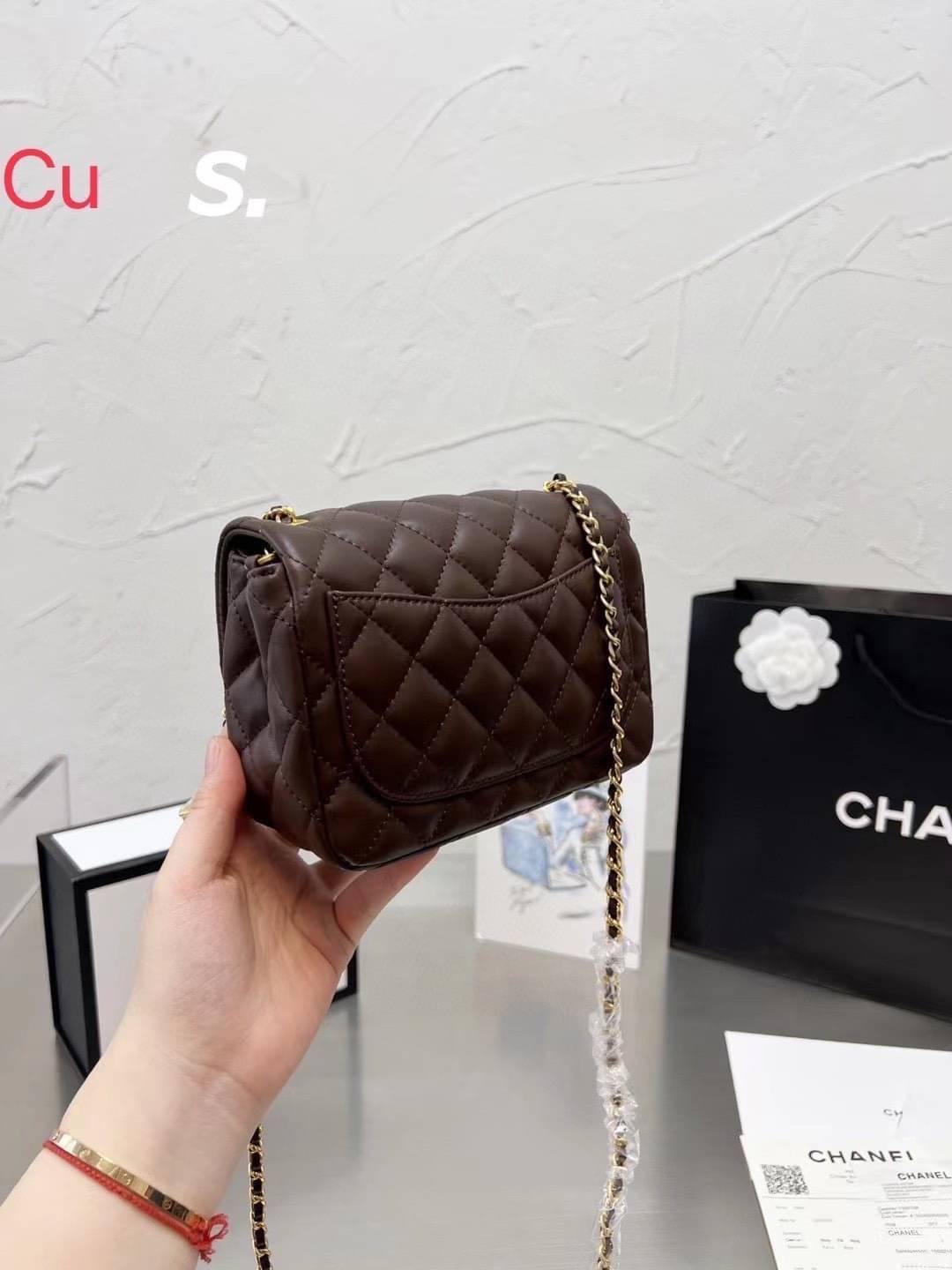 Chanel 22c classic golden ball / Chanel Pearl with Chain crossbody bag กระเป๋าสะพายข้างหรือสะพายเป็นครอสบอดี้ ใบนี้ไปถือออกงาน ก็สวยหรูดูแพงสุดๆค่า!! คลาสสิคและโดดเด่นทุกสี