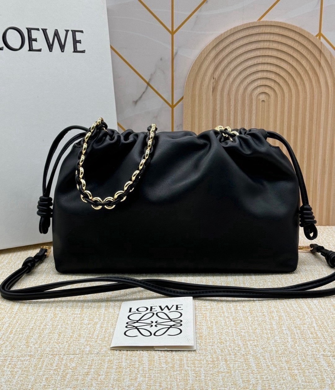 ORI หนังแท้ | Medium Loewe Flamenco purse in mellow nappa leather 30cm กระเป๋าสะพายทรงคลัช เรียบหรูดูแพง เรียบง่ายใช้งานสะดวก หนังแนปป้าให้สัมผัสนุ่มสบายผิว มาพร้อมสายสะพายร้อยห่วงหรูหรา