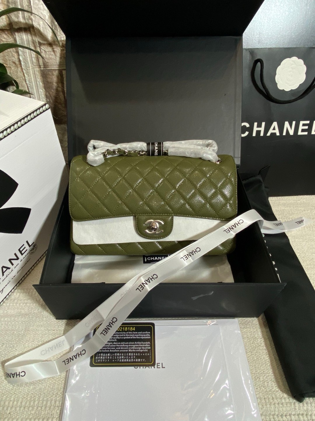 CHANEL Classic Medium Flap Bag กระเป๋าสะพายคลาสสิกรุ่นยอดนิยมตลอดกาล ดีไซน์เรียบหรูหราขับผิว งานหนังแท้สวยมาก มีอะไหล่เงินและทอง สุดยอดเดอะเบสท์ไอเท็ม