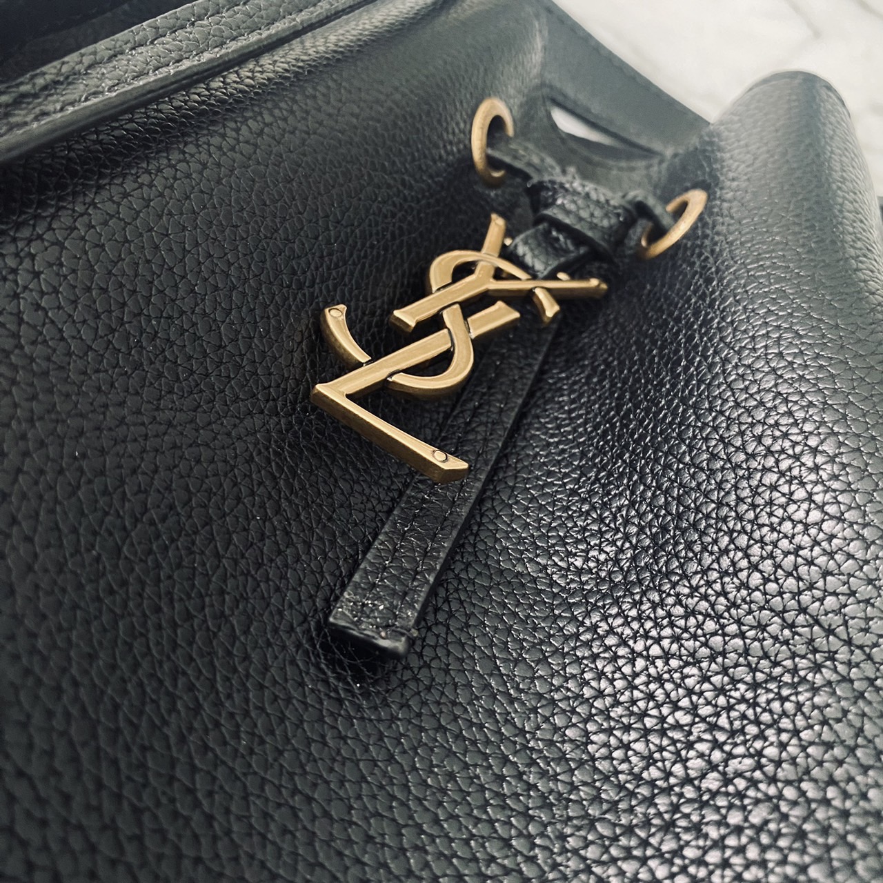 YSL PARIS VII flat hobo bag / YSL Bucket Bag กระเป๋าสะพายทรงโฮโบบัคเก็ต งานหนังเต็มใบ ฟังก์ชั่นสุดเลิศพร้อมเชือกรูด ดีไซน์รูปทรงใช้งานง่าย -- [รับตัวแทนกระเป๋า]