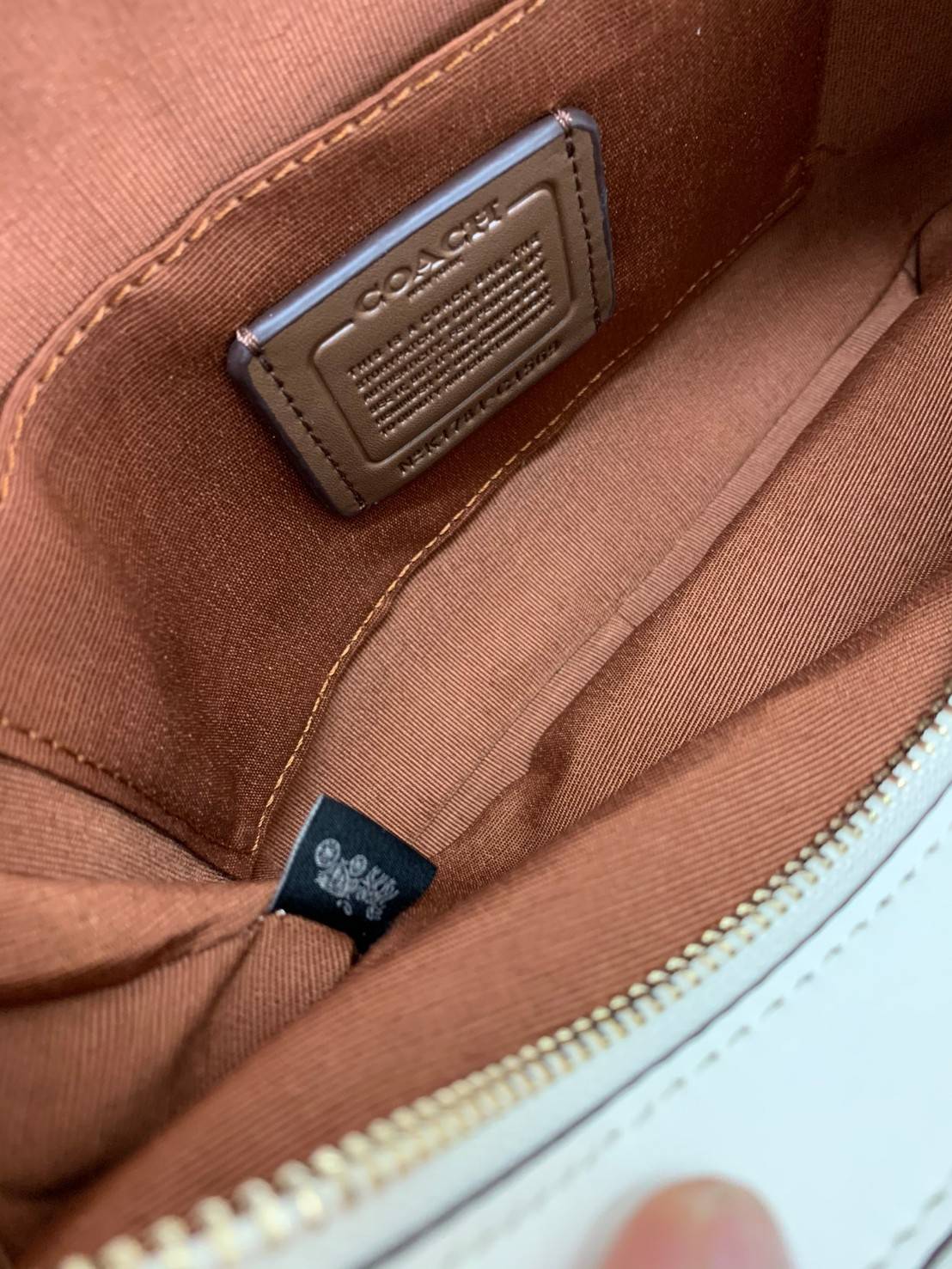 COACH C1569 JES CROSSBODY WITH LINEAR QUILTING ใหม่ล่าสุด!! กระเป๋าสะพายข้าง รุ่น 2 ซิป ใบใหญ่จุใจ ดีไซน์ใหม่ เพิ่มลูกเล่นให้ดูหรูหรายิ่งขึ้น วัสดุหนังสังเคราะห์บุเป็นลายเส้นสวยงาม เปิด-ปิดด้วยซิป 2 ช่องหลัก ใช้งานง่าย ทรงสวยมากๆรุ่นนี้ มาพร้อมสายสะพาย cr