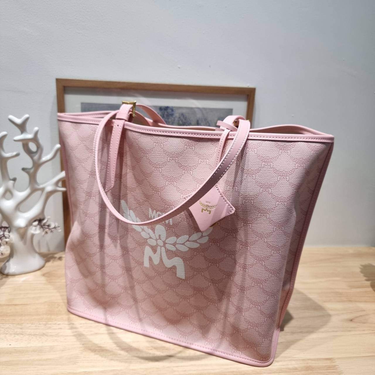 M.C.M MEDIUM HIMMEL SHOPPER IN LAURETOS คอลเลคชั่นใหม่ พร้อมสีใหม่ ดีไซน์ละมุน น่าใช้มากๆ กระเป๋าทรงช้อปปิ้ง เรียบหรู พิเศษสุดกับพวงหนังพร้อมห่วงกุญแจทึ่สามารถห้อยพวงกุญแจน่ารักๆได้