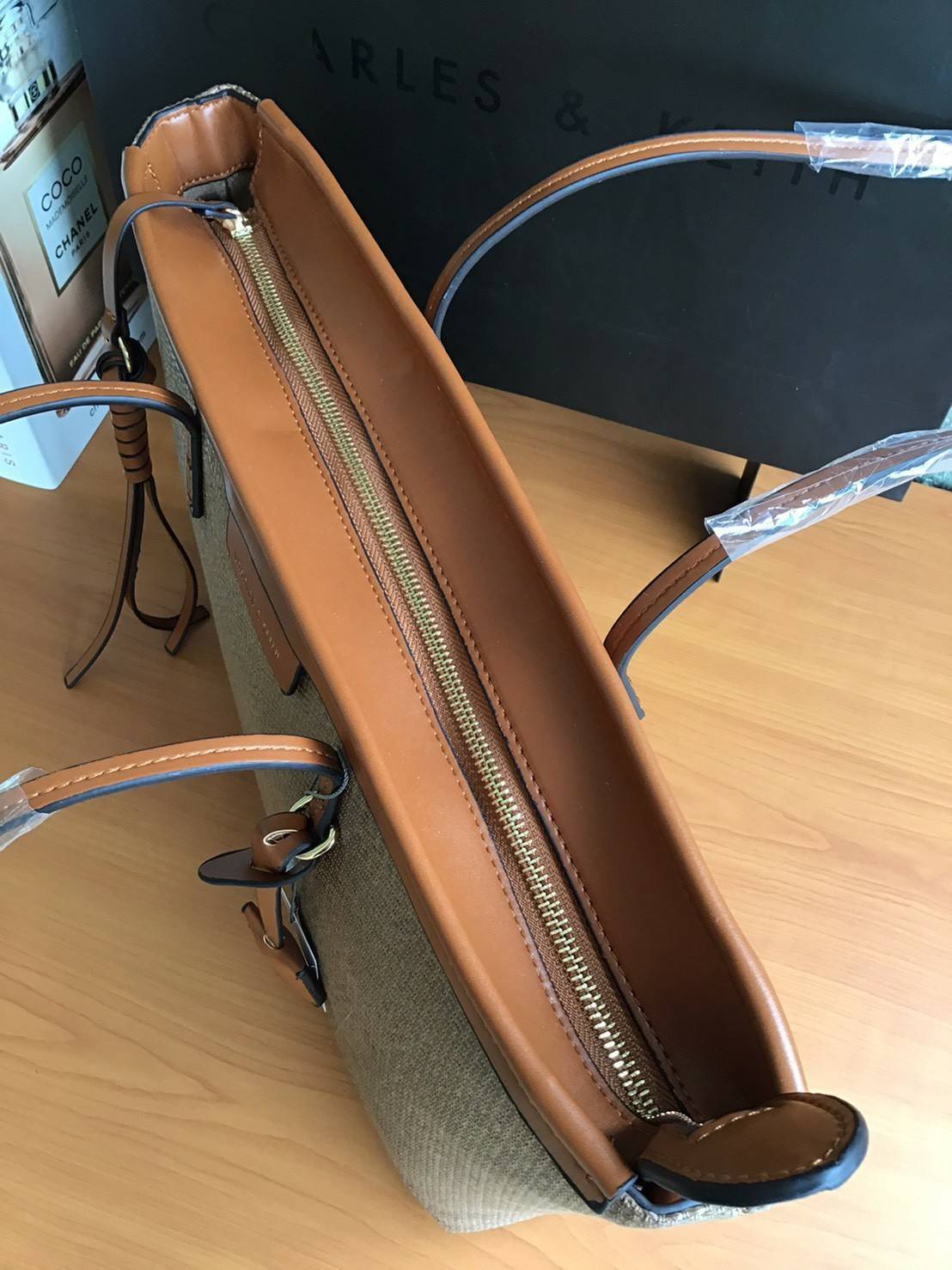 Charles & Keith Black Textured Tote Bag ฮอตฮิตตลอดกาลสำหรับรุ่นนี้ รุ่นยอดนิยม!! มากี่รอบกี่รอบก็ขายดี ใครไม่มีรุ่นนี้ติดตู้ไว้ถือว่าเชยมาก(!!) กระเป๋าสะพายทรง Shopping bag ใบใหญ่จุของได้ใจ น้ำหนักเบา โดดเด่นด้วย Textured วัสดุสานรอบใบ ตัดขอบหนัง สวยอยู่ท