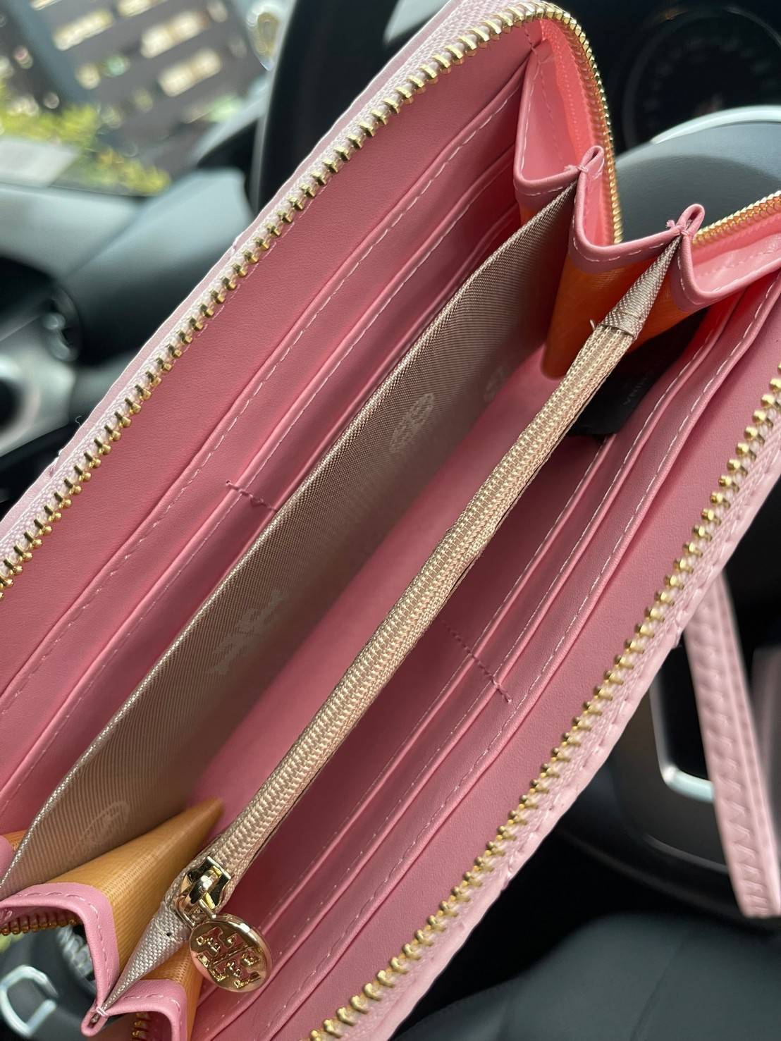 Tory Burch Kira Long Wallet กระเป๋าสตางค์ใบนี้รับรองว่า ถูกอกถูกใจของสาว ๆ ที่ชอบความเรียบหรูอย่างแน่นอน ด้วยดีไซน์โลโก้แบรนด์ที่เรียบง่าย ด้านในมีช่องหลัก 3 ช่อง ที่ช่วยให้คุณจัดเก็บธนบัตรและสิ่งต่าง ๆ ได้อย่างเป็นระเบียบ มาพร้อมกับช่องใส่เหรียญขนาดใหญ่