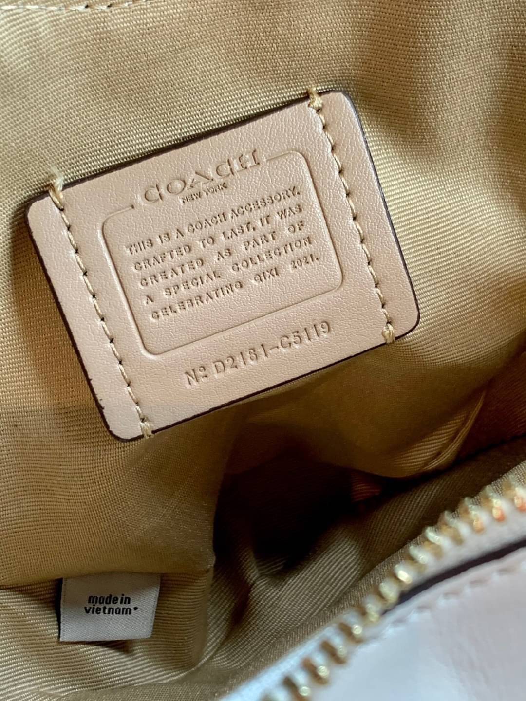 ต้อนรับวาเลนไทน์นี้ ❤️พร้อมส่งความรักหว๊านหว๊านค่ะ❤️ COACH HEART CROSSBODY BAG ((C5118//C5119)) 💥Limited edition หลงรักแน่นอน💋 พร้อมส่งที่ไทยก่อนใครวันนี้!