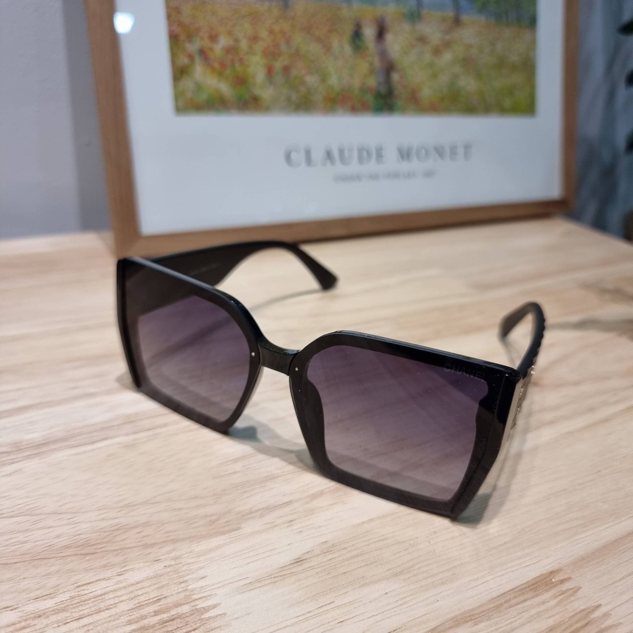 Chanel Sunglasses UV protection gift Box set สุดคุ้ม มาพร้อมอุปกรณ์ครบเซ็ท ดีไซน์ชิคมากแม่!! รับรองไม่ซ้ำใคร ใส่เสริมโหงวเฮ้ง ดูผู้ดี มีพกติดตัวไว้ไม่ตกเทรนด์ ใช้ได้ทุกโอกาส