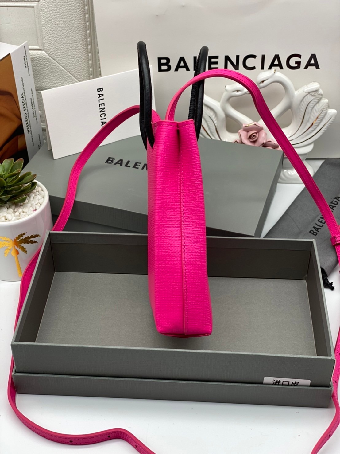 หนังแท้ BALENCIAGA Shopping Phone Pouch leather tote พกกระเป๋าช้อปปิ้งขนาดมินิ ไปทุกที่ในฤดูกาลนี้ ดีไซน์ที่ใช้ได้ทุกวันตั้งแต่หนังแบบมีเท็กซ์เจอร์ ภาพสินค้าถ่ายจากงานขายจริง ใช้งานต่างประเทศได้