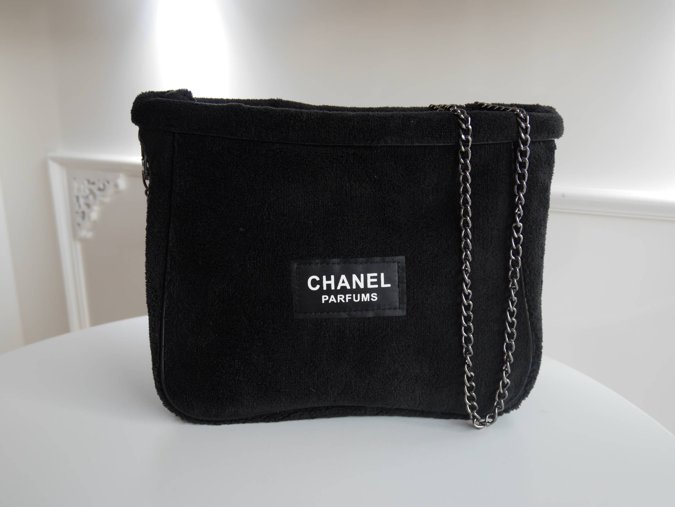Best Seller! กระเป๋าสะพาย CHANEL PERFUME CROSSBODY BAG ของสมนาคุณจาก เคาเตอร์แบรนด์ดัง CHANEL เปิด/ปิด ด้วยซิบ มาพร้อมสายโซ่ที่ถอดได้ ด้านในซับกันน้ำ ที่จับรูดซิปเก๋ ปั้มแบรนด์ CHANEL ขนกระเป๋านุ่มเวอร์ จุของได้เยอะ ใช้เป็นกระเป๋าใส่เครื่องสำอางค์ ใช้ถือ