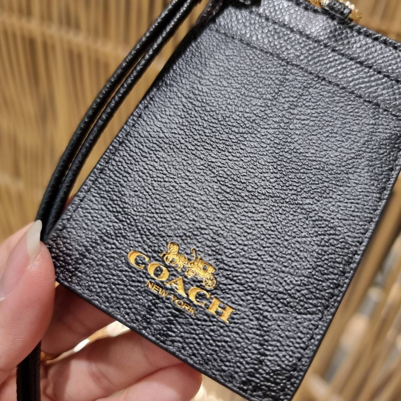 COACH ID LANYARD IN COLORBLOCK SIGNATURE CANVAS ง่ายๆแบบไม่ธรรมดา!! คลาสสิคแต่มีดีเทลโดดเด่น!! กระเป๋าถนอมบัตร พร้อมสายคล้องคอ ดีไซน์ลวดลายสวย ดูดีทุกแบบ ใช้งานง่าย พกพาสะดวก จะใส่บัตรพนักงาน บัตรเครดิต บัตรปชช. ใบขับขี่ และบัตรอื่นๆที่อยากจะใส่!! ตามใจไป