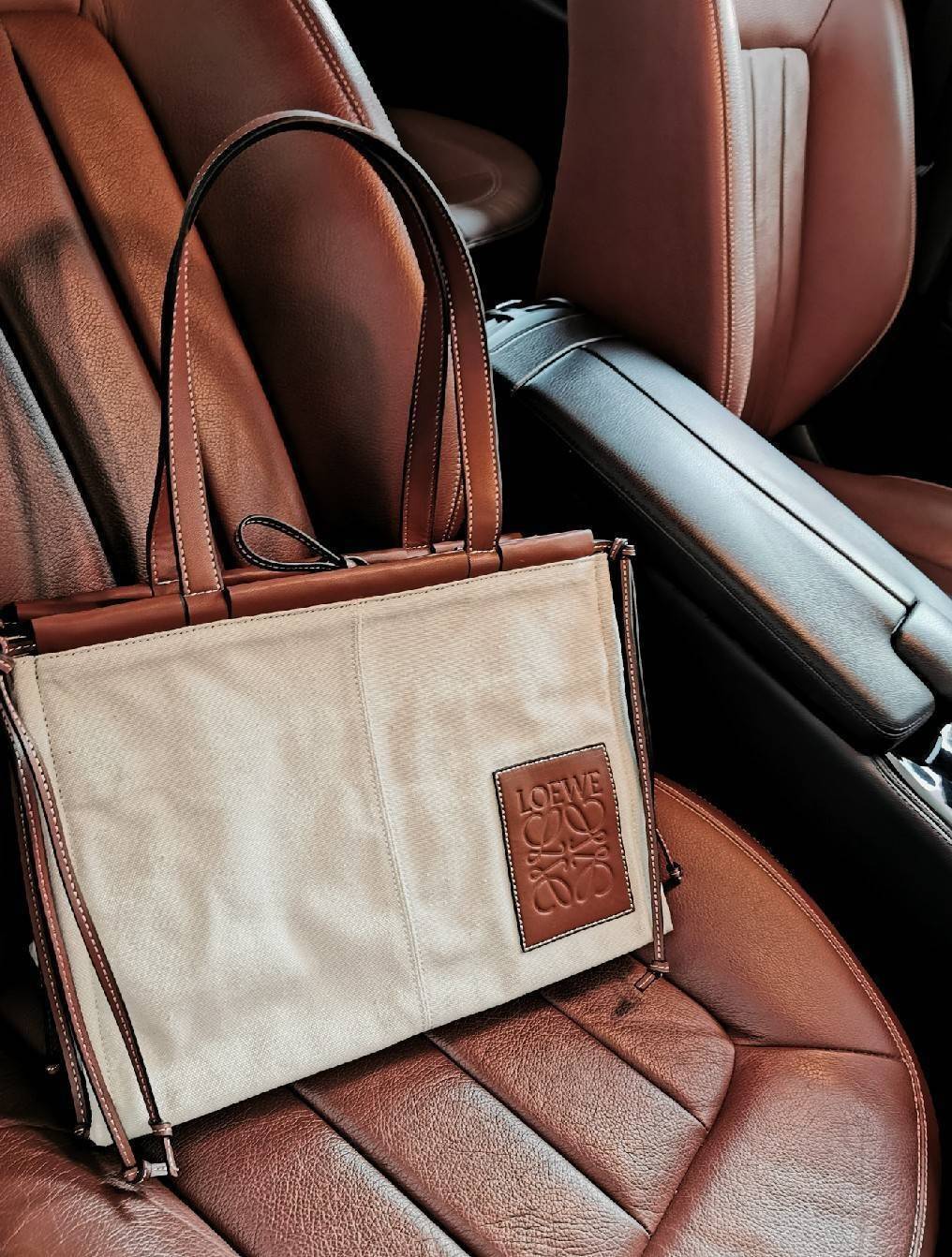 พรีเมี่ยมกิ๊ฟแท้ 100% 】LOEWE TOTE BAG VIP GIFT WITH PURCHASE (GWP) Limited Edition จาก "LOEWE PERFUME DUTYFREE" วัสดุ Canvas&Leather ใบใหญ่ น้ำหนักเบา ภายในโล่งกว้างและจุ ใส่เอกสารA4 เสื้อผ้าสัมภาระของใช้ได้เยอะจุใจ