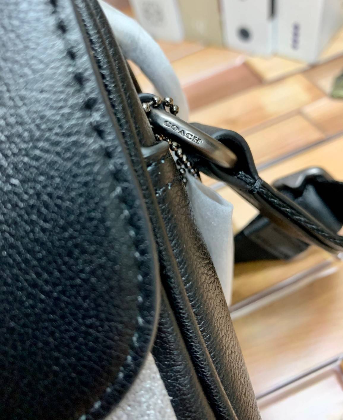 ลุคคือดูดีมากๆ ต้อนรับปีใหม่นี้กันค่า😘 COACH TRACK CROSSBODY ((2715)) เข้าใหม่อีกหนึ่งสี พร้อมส่งที่ไทย ใหม่ล่าสุดค่ะ! กระเป๋าสะพายครอสบอดี้ร์หรือสะพายข้าง หนังแท้ชั้นดีที่สุด หนังนิ่มเรียบสวยมากๆค่ะ ด้านหน้าเย็บป้ายหนังโลโก้แบรนด์ เปิดปิดกระเป๋าแ